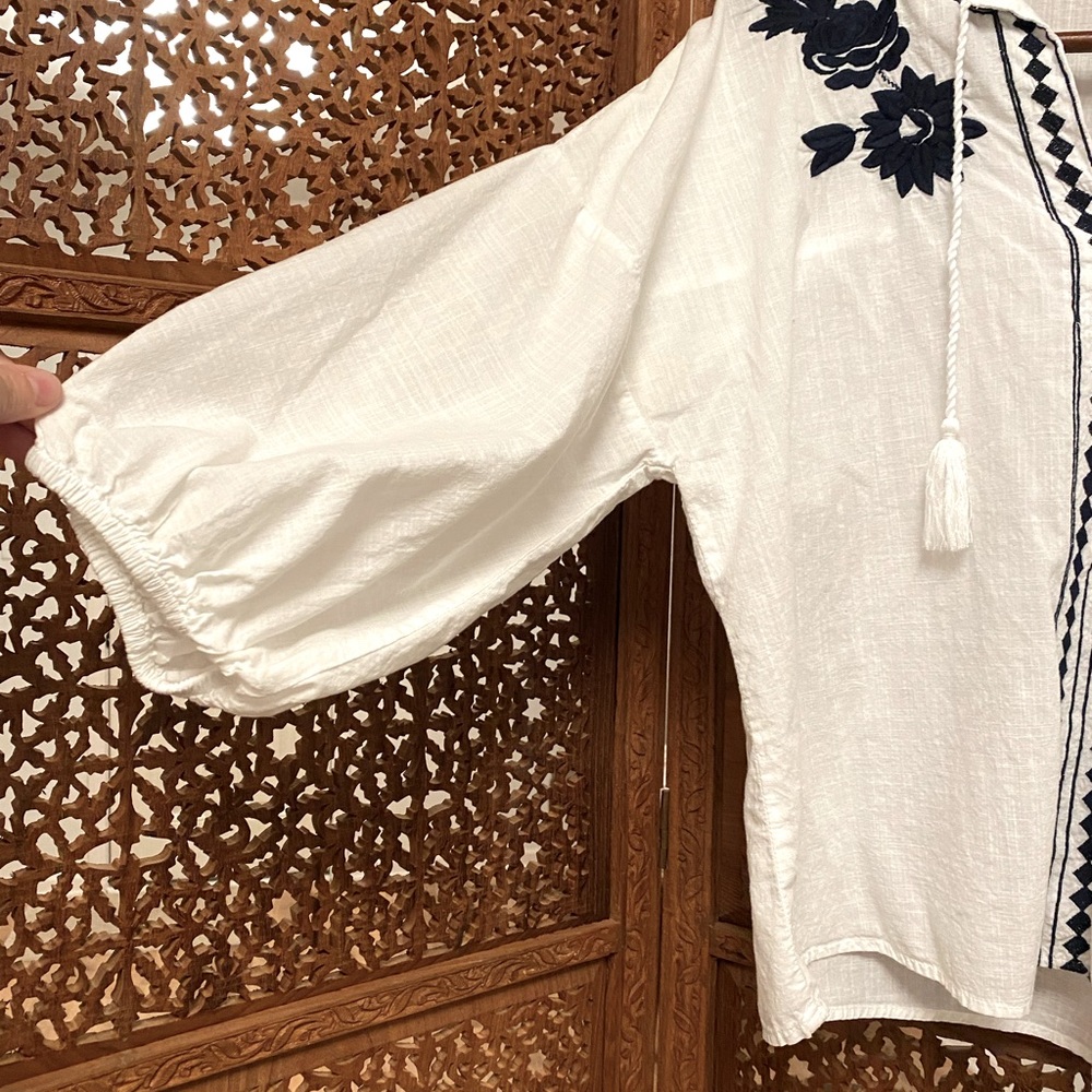 🚺 GAP White Boho Top with Navy Embroidery - Picture 5 of 6